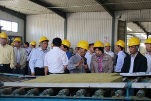 白銀市市委書記蘇君率團(tuán)觀摩景泰金龍化工建材有限公司