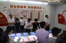 縣委組織部長(zhǎng)率各局各鄉(xiāng)鎮(zhèn)領(lǐng)導(dǎo)班子蒞臨我公司觀摩黨建工作活動(dòng)